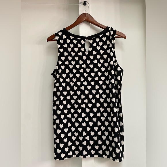 Banana Republic sleeveless scoop neck with black & white heart print - Size M 🤍 - Picture 3 of 4